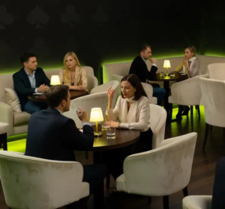 Hangulatos, sötét tónusú eseményterem pókerest közben az Okos Kalanddban
