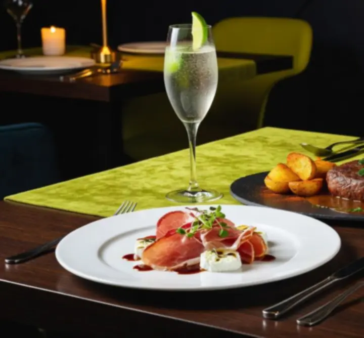 Gourmet tálak és italok elegáns éttermi környezetben
