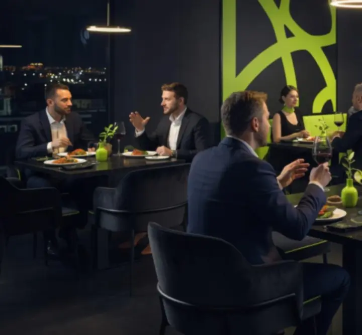 Modern, sötét tónusú étterem-lounge belső tér hangulatos esti fényekkel