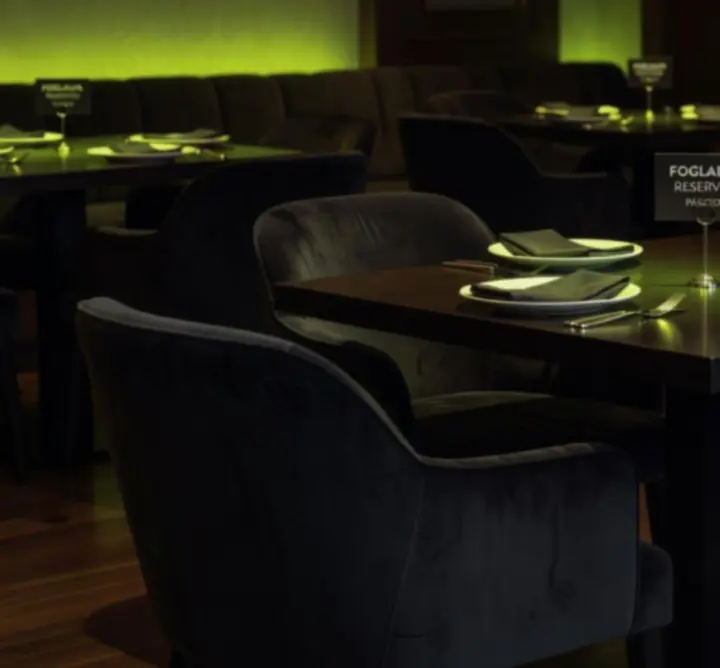 Asztalfoglalásra előkészített elegáns lounge asztal